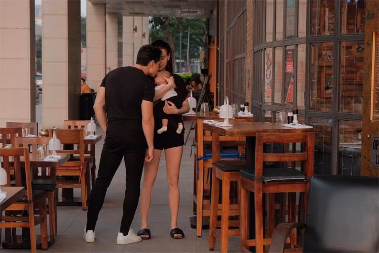 Dù chỉ mặc quần short, đi dép lê nhưng Hồ Ngọc Hà vẫn thu hút nhờ đôi chân thẳng tắp.