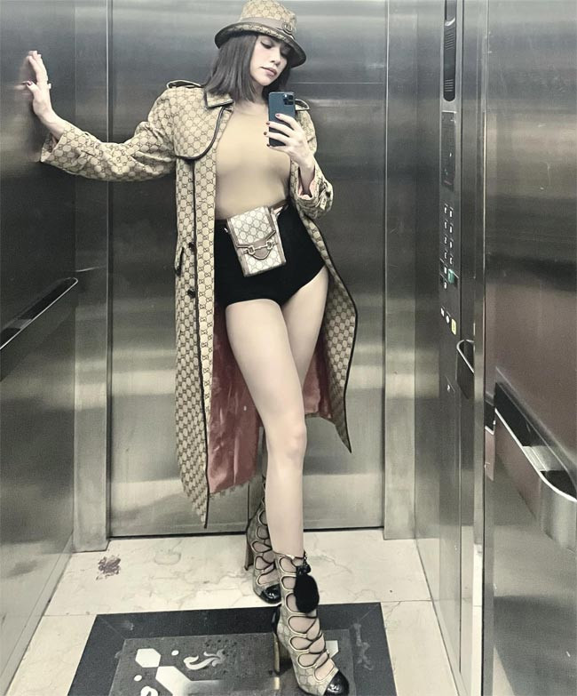 Đôi chân dài luôn là niềm tự hào của Hồ Ngọc Hà.