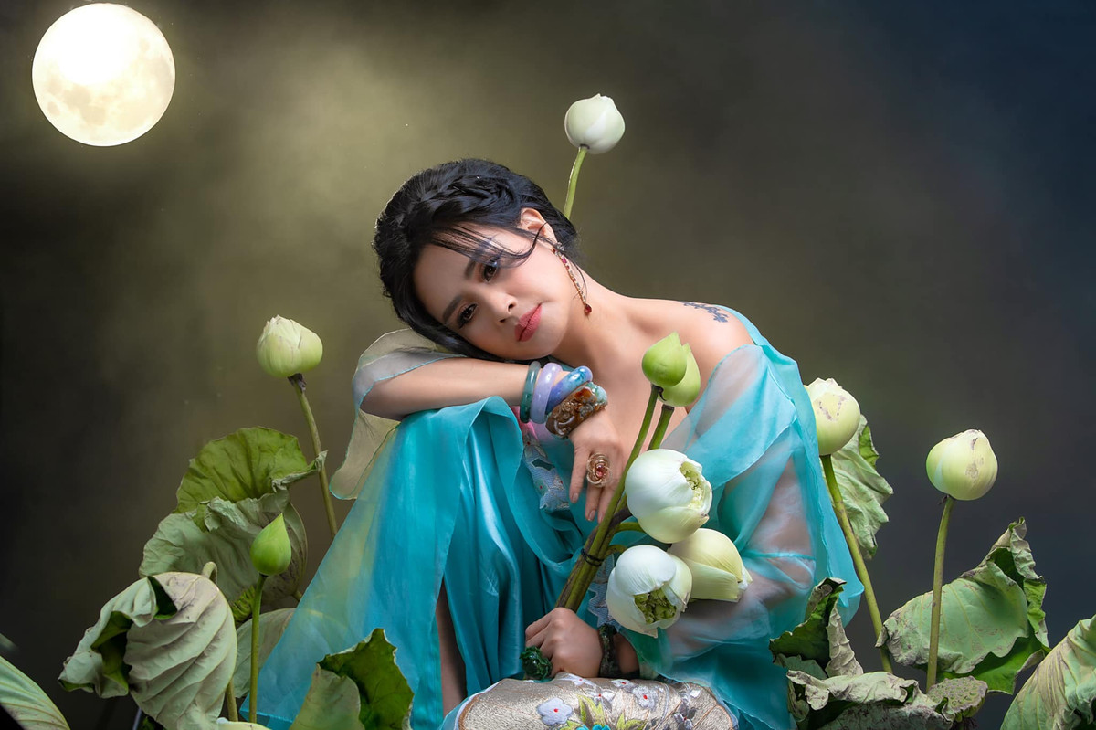 Là mẹ của 3 người con, Thanh Lam đã lên chức bà ngoại từ lâu và sắp đón thêm một cháu ngoại nữa ra đời, thế nhưng khán giả thấy chị ngày càng trẻ ra, đẹp mặn mà đằm thắm.