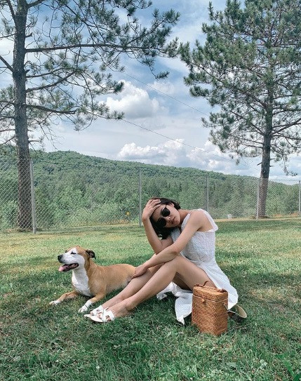 So với vóc dáng đầy đặn cùng gương mặt bầu bĩnh trước đây, Văn Mai Hương hiện giảm cân với thân hình thon gọn, gợi cảm hơn.