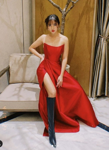 Gương mặt chuẩn V-line của Văn Mai Hương thu hút mọi ánh nhìn.