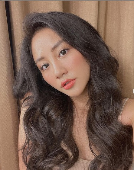 Trên trang cá nhân, mỹ nhân họ Văn còn khoe thành quả giảm cân qua việc lần đầu tự tin mặc vừa bộ đồ tập sau 5 năm được tặng.