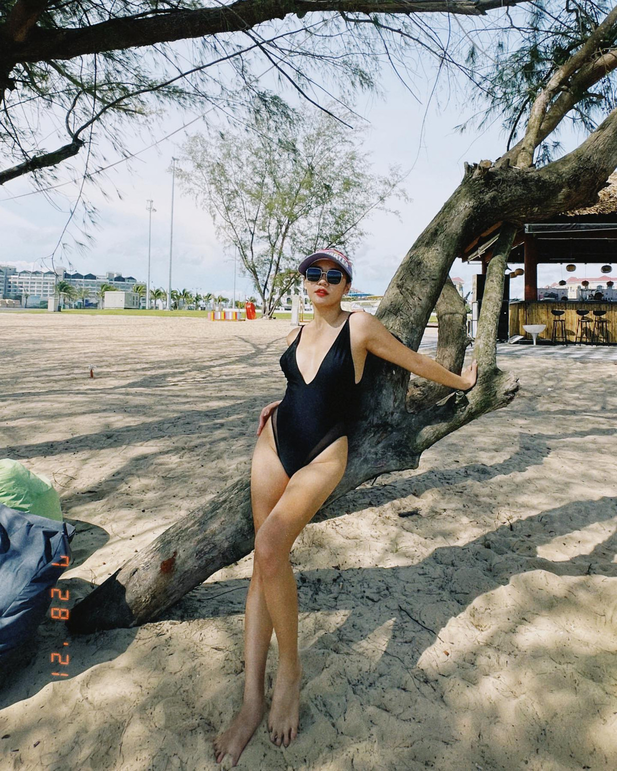 Dù vậy, giọng ca sinh năm 1994 vẫn chăm chỉ cập nhật những khoảnh khắc đời thường trên trang cá nhân. Mới đây, Văn Mai Hương khiến fan trầm trồ khi đăng tải loạt ảnh diện bikini khoe khéo vòng một lấp ló, đôi chân thon dài cùng vòng 3 quyến rũ trong một chuyến du lịch biển.