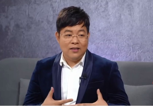 Thế nhưng vì nhiều yếu tố chưa kể lúc đó về Mỹ, nam ca sĩ đã nhắn vợ hãy cho anh một thời gian nữa để theo đuổi đam mê ca hát. "Sau nhiều biến cố trong cuộc đời, sự nghiệp, tôi không đi chung đường với cô ấy nữa. Cô vợ cũ của tôi đang sống hạnh phúc tại Sài Gòn cùng gia đình. Dĩ nhiên, cô ấy đã có 3, 4 người con với người chồng sau này”, Quang Lê kể về người vợ đầu của mình.