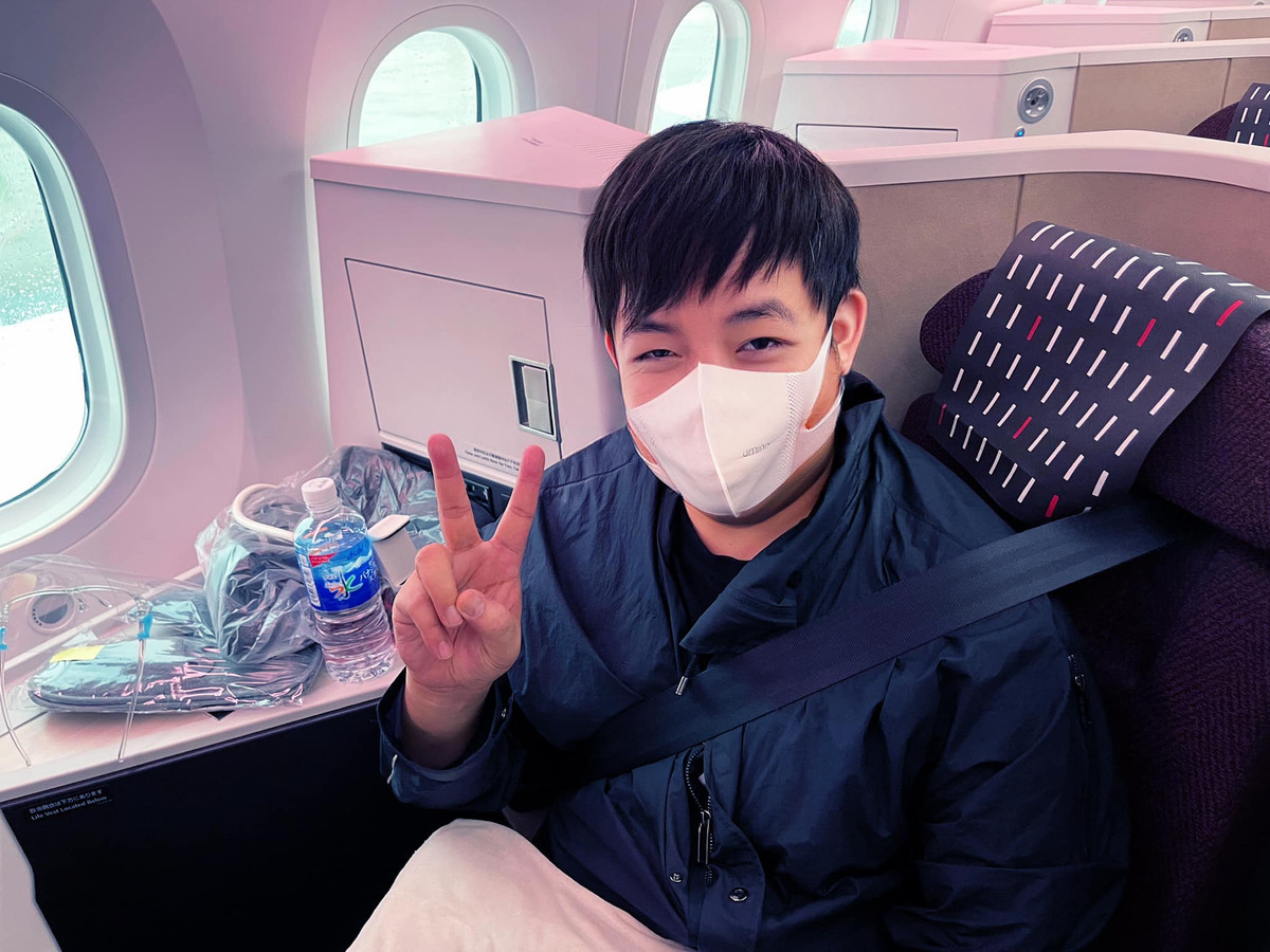 Mới đây trên trang cá nhân, giọng ca sinh năm 1979 chia sẻ về chuyến bay sang Mỹ cùng dòng nhắn nhủ tới người hâm mộ: "Lê sẽ có chuyến bay dài về thăm gia đình, chắc chắn Lê sẽ quay đời sống ở Mỹ cho gia đình mình xem nhé! Chúc cả nhà buổi trưa vui vẻ và cùng ở nhà chống dịch nhé, hẹn ngày gặp lại!". Xem video "Lệ Quyên - Quang Lê chuẩn bị cho "Tình xưa". Nguồn VTC1: