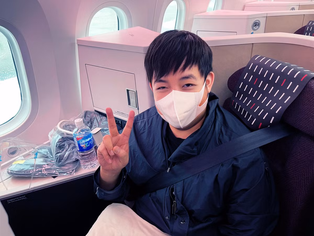 Mới đây trên trang cá nhân, giọng ca sinh năm 1979 chia sẻ về chuyến bay sang Mỹ cùng dòng nhắn nhủ tới người hâm mộ: "Lê sẽ có chuyến bay dài về thăm gia đình, chắc chắn Lê sẽ quay đời sống ở Mỹ cho gia đình mình xem nhé! Chúc cả nhà buổi trưa vui vẻ và cùng ở nhà chống dịch nhé, hẹn ngày gặp lại!". Xem video "Lệ Quyên - Quang Lê chuẩn bị cho "Tình xưa". Nguồn VTC1: