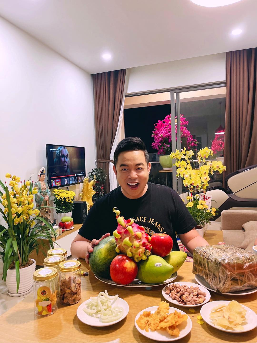 Trong chương trình "Chuyện ngại nói với Xuân Lan", Quang Lê cũng hé lộ về thời gian gặp thua lỗ trong sự nghiệp khi làm liveshow đầu tiên. Anh phải đi vay bên ngoài với lãi suất rất cao, sau đó từ từ đi hát, dành dụm và trả lại cho chủ nợ.