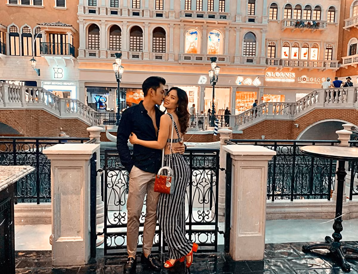  Phương Trinh Jolie là một trong những nữ diễn viên - ca sĩ theo đuổi hình tượng gợi cảm. Đặc biệt mỗi khi xuất hiện bên bạn trai Lý Bình trong những chuyến du lịch, giọng ca sinh năm 1988 khiến fan "bỏng mắt" với màn khoe thân triệt để.