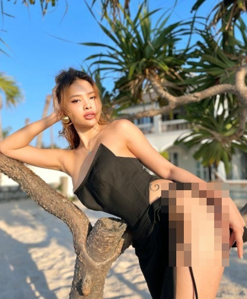 Trong những bức hình được Phương Trinh Jolie chia sẻ lên trang cá nhân, có thể thấy mỹ nhân 8X chuộng phong cách thời trang để lộ phần hiểm hóc trên cơ thể.