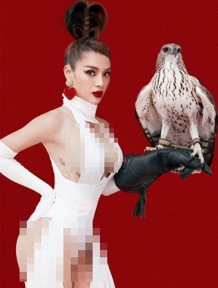 Nữ ca sĩ nêu quan điểm việc cô tự tin khoe hình thể bởi cô tự hào về bản thân cùng vóc dáng nhờ sự kiên trì tập luyện mới có được.