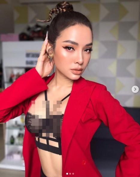 Nữ ca sĩ không ít lần lăng xê cho mốt nội y "lộ thiên".