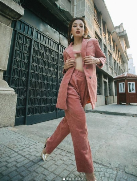 Lợi thế hình thể được nữ ca sĩ khoe tối đa qua những trang phục cắt xẻ táo bạo.