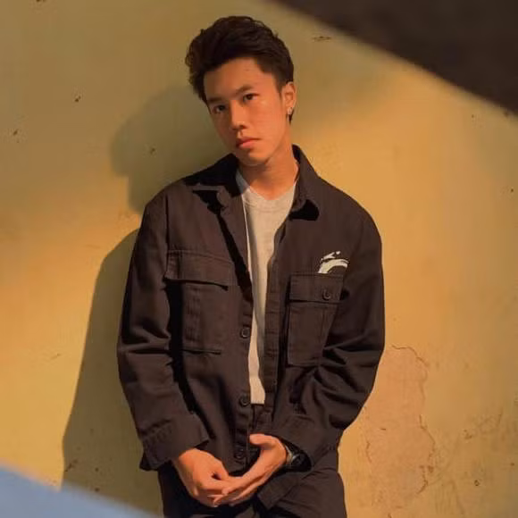 Thừa hưởng gene nghệ thuật của mẹ nên từ nhỏ Long Vũ đã thích các hoạt động văn nghệ, thể thao và rất tích cực tham gia các hoạt động của trường, lớp.