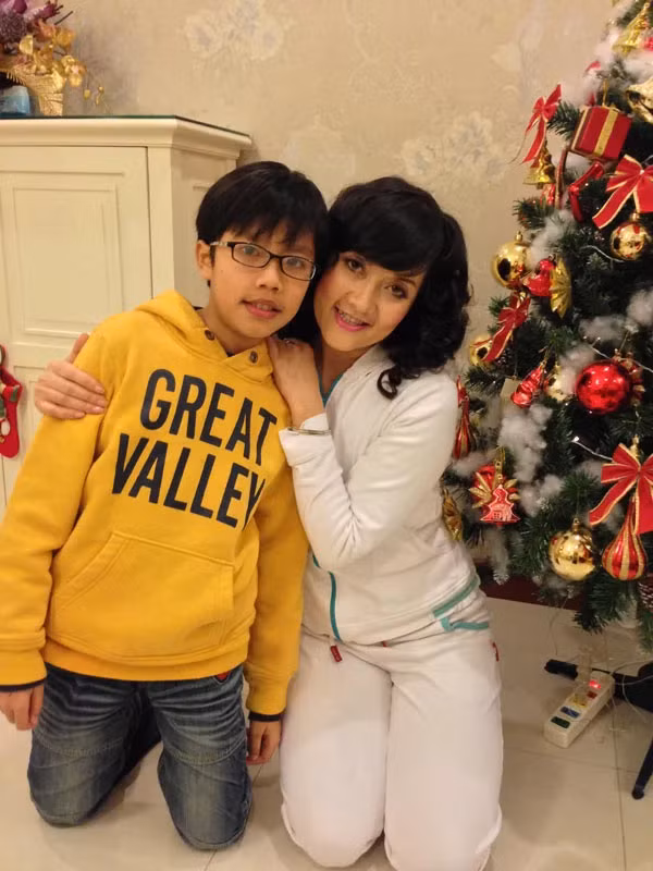 Vân Dung và con trai lúc nhỏ.