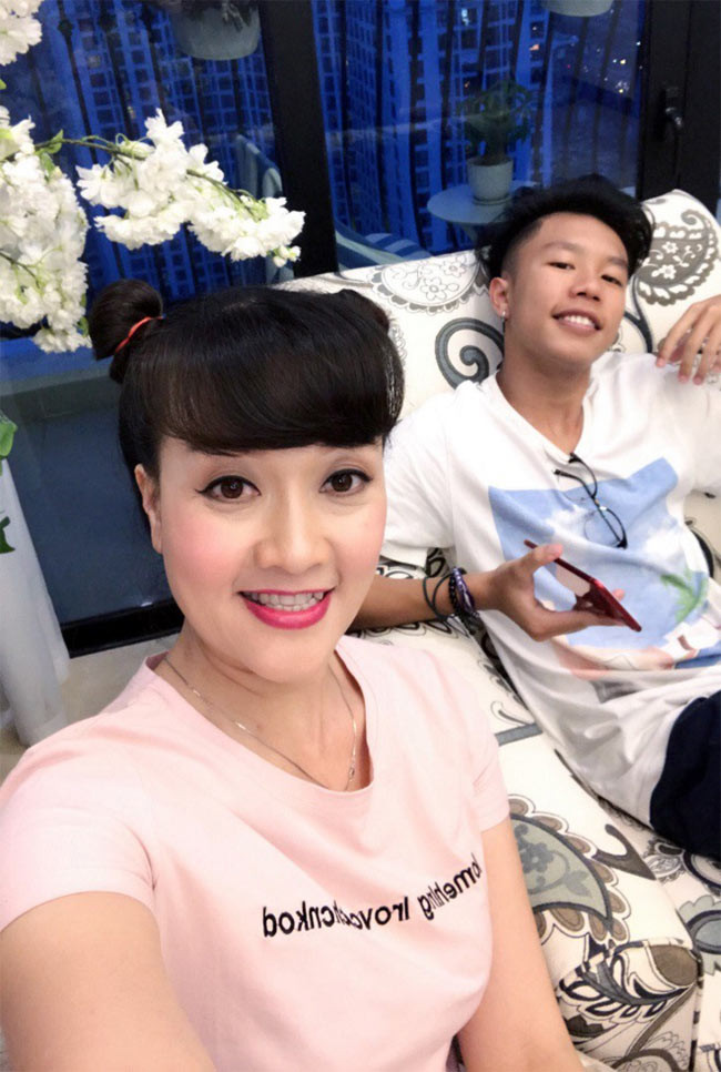 "Nhím rất cá tính, sống tình cảm, hiếu thảo. Đi đâu, ăn gì cũng mua về cho mẹ. Hôm thì ngô xào, hôm thì bánh tráng trộn, hôm thì cháo hay thịt xiên. Đặc biệt, Nhím rất tiết kiệm cho mẹ và biết tiêu tiền”, Vân Dung khen con trai.