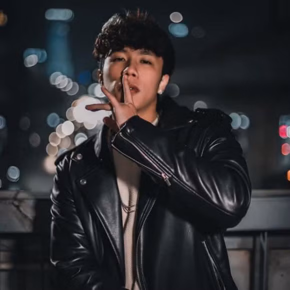 Càng lớn, Long Vũ càng đẹp trai, nam tính.