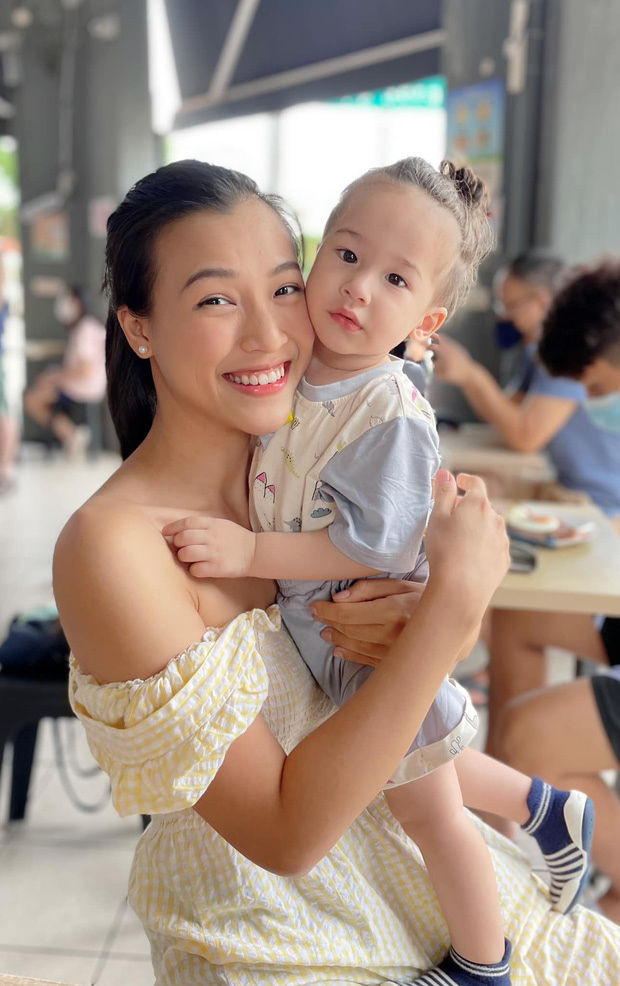 Mới đây, quý tử nhà Hoàng Oanh - cậu bé Max thu hút sự chú ý khi được mẹ cho "lên sóng". Max sở hữu mái tóc dài xoăn tít, được buộc cao gọn gàng.