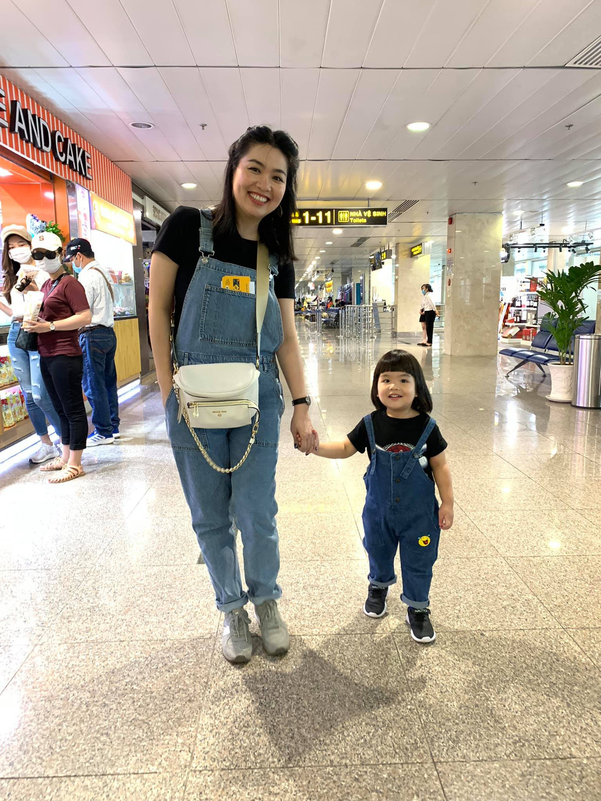 Bé Tuấn Khang, con trai của cặp diễn viên Tuấn Khải - Lê Khánh sở hữu làn da trắng, môi đỏ, mái tóc đen nhánh, dài ngang vai, mái ngố, khiến cậu thường xuyên bị mọi người nhận nhầm giới tính.