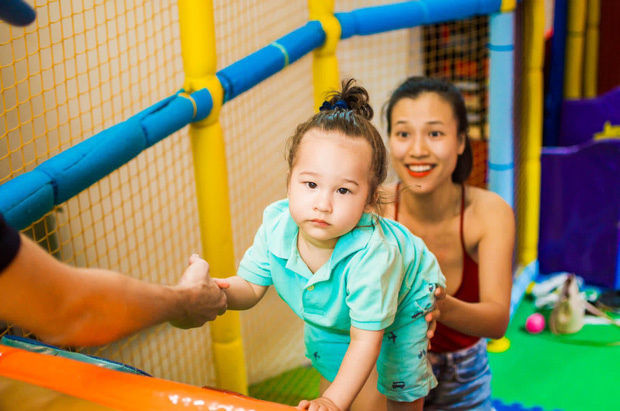 Ngoại hình đáng yêu của con trai Hoàng Oanh khiến một số người nhầm tưởng là bé gái.