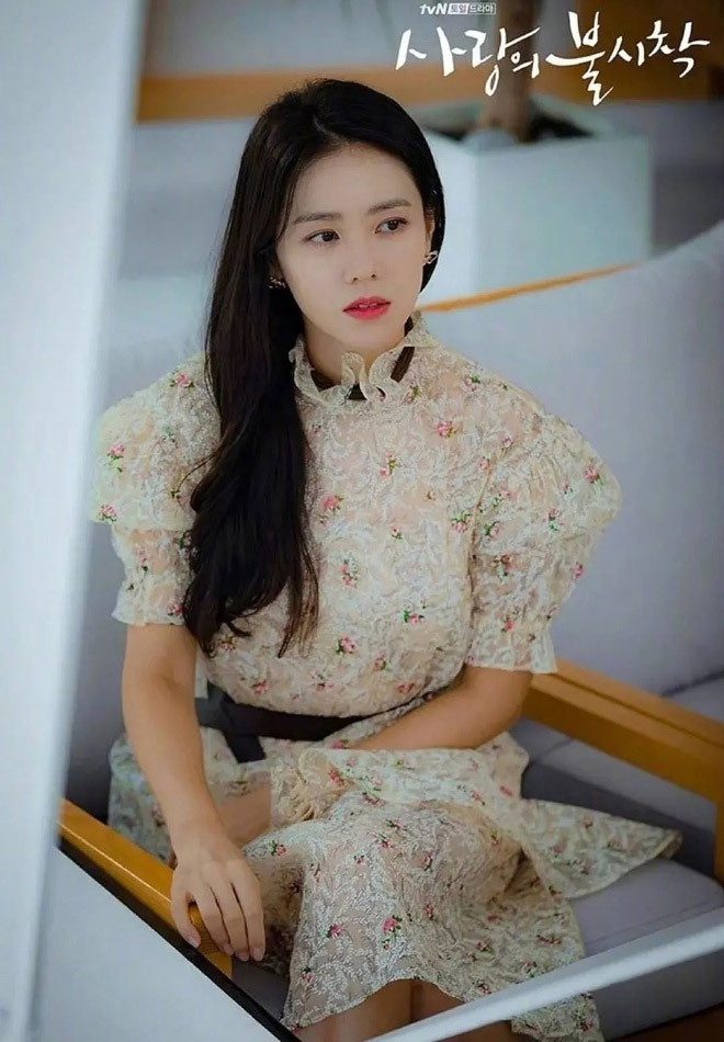 Với thu nhập khủng như vậy, Son Ye Jin có cuộc sống rất vương giả. Cô không ngại tiêu những khoản tiền lớn cho quần áo, giày dép, phụ kiện… hàng hiệu.