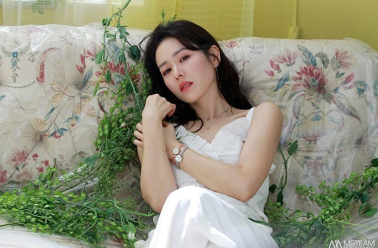 Ngoài ra, cô còn được rất nhiều thương hiệu chọn làm người đại diện cho nhãn hàng. Năm 2015, mỗi hợp đồng quảng cáo của Son Ye Jin trị giá tới 500-600 triệu Won (10-12 tỷ đồng).