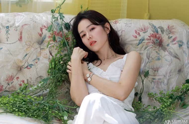 Ngoài ra, cô còn được rất nhiều thương hiệu chọn làm người đại diện cho nhãn hàng. Năm 2015, mỗi hợp đồng quảng cáo của Son Ye Jin trị giá tới 500-600 triệu Won (10-12 tỷ đồng).