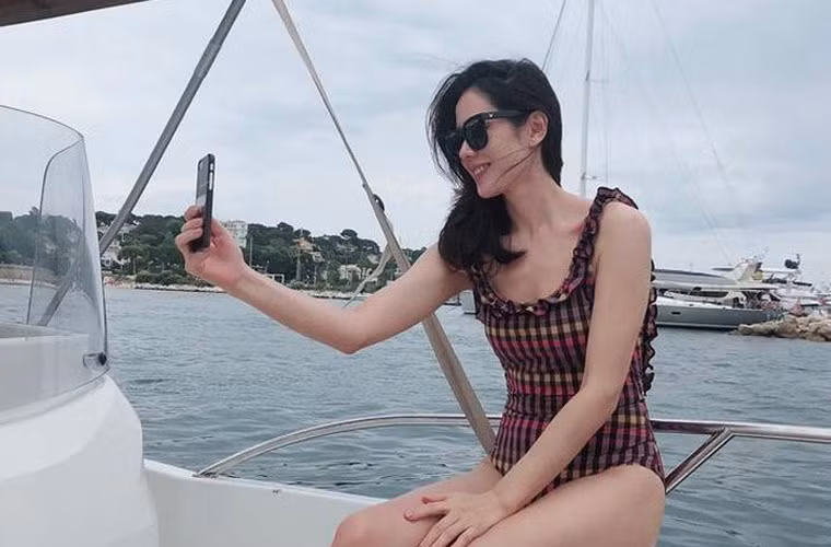 Cô cũng tận hưởng những chuyến du lịch nước ngoài và lưu trú tại những resort đắt tiền ở Milan, Hawaii Philippines, Việt Nam…