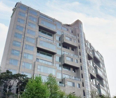 Hyun Bin sở hữu nhiều bất động sản có giá trị ở Hàn Quốc. Năm 2011, Hyun Bin mua một căn hộ sang trọng ở Heukseokdong, khu đắt đỏ bậc nhất Seoul, Hàn Quốc trị giá 3 tỷ won (60 tỷ đồng). Anh cũng mua cho cha mẹ một căn hộ tương tự ở cùng tầng với mình.