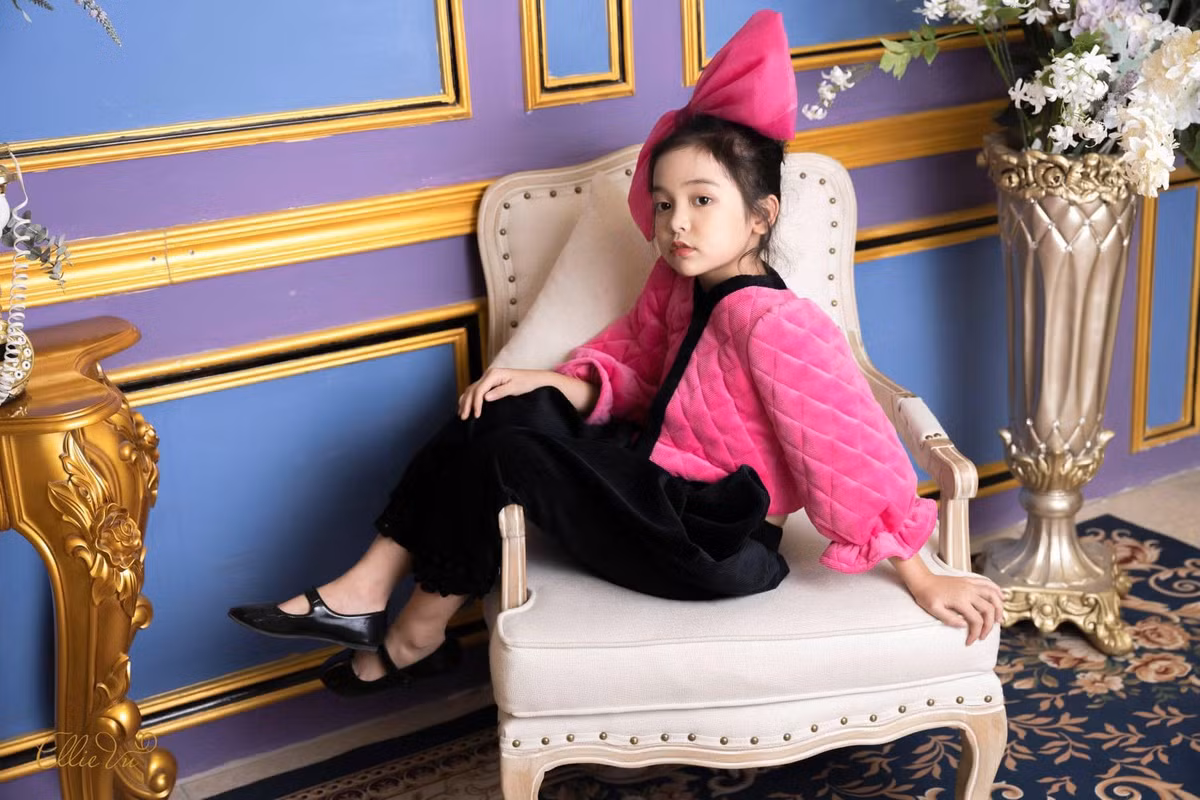 Cami của "Hướng dương ngược nắng" sở hữu gương mặt bầu bĩnh xinh xắn, đôi mắt to tròn, thần thái cực chuyên nghiệp.