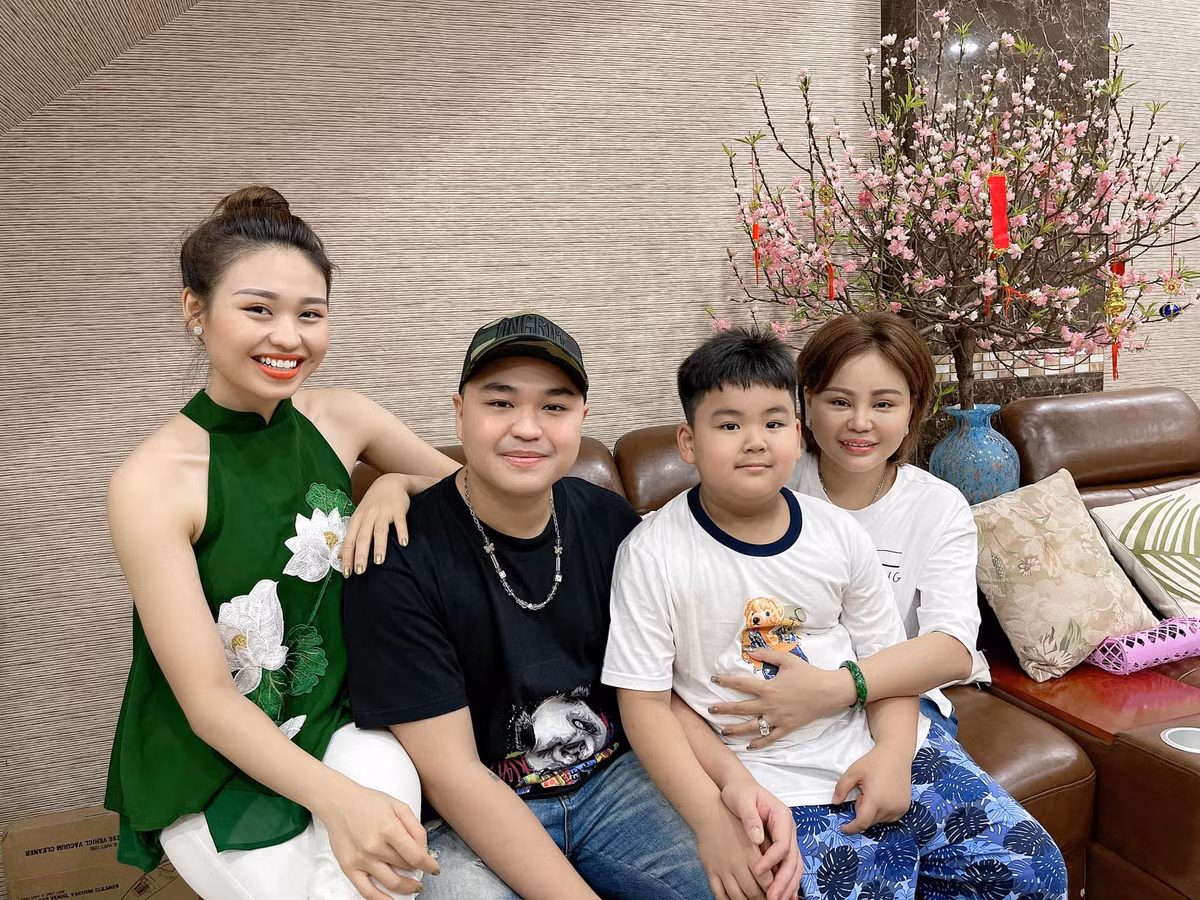 Ngoài đời, dù từng trải qua hai cuộc hôn nhân đổ vỡ nhưng Cẩm Lệ của "Bố già" lại tìm được niềm vui bên 3 con.