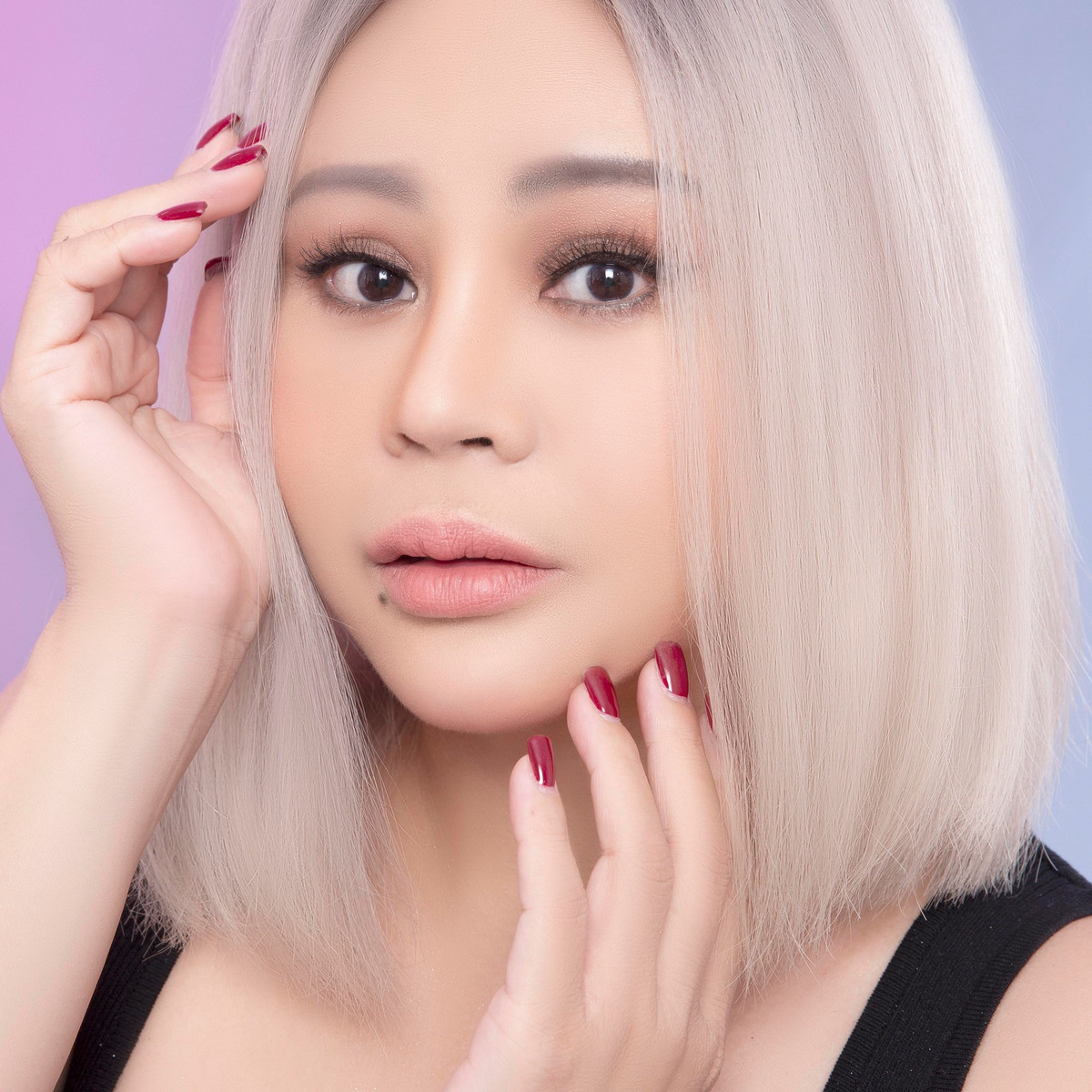 Duy Phước - con trai cả của Lê Giang đã lập gia đình với bà xã Trân Châu, hơn anh 8 tuổi. Trân Châu đã có 2 con riêng. Mới đây, gia đình nhỏ của Lê Giang và các con đón tin vui khi Duy Phước thông báo bà xã đang mang thai con đầu lòng với anh.