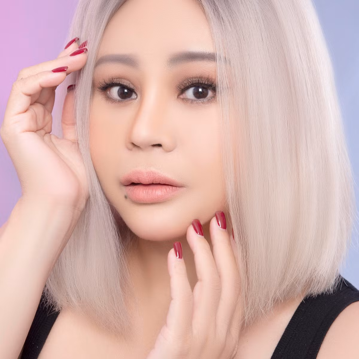 Duy Phước - con trai cả của Lê Giang đã lập gia đình với bà xã Trân Châu, hơn anh 8 tuổi. Trân Châu đã có 2 con riêng. Mới đây, gia đình nhỏ của Lê Giang và các con đón tin vui khi Duy Phước thông báo bà xã đang mang thai con đầu lòng với anh.