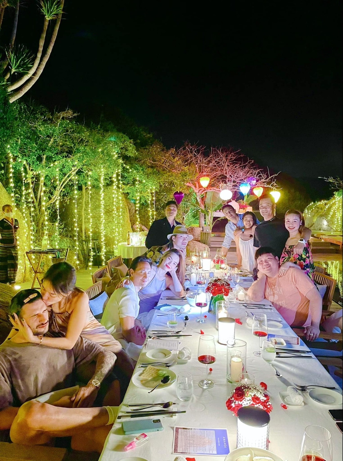 Dù đang tận hưởng chuyến dã ngoại bên Kim Lý và nhóm bạn nhưng Hồ Ngọc Hà vẫn nghĩ tới công việc. Cô tiết lộ dự định cho công việc kinh doanh mỹ phẩm của mình trên trang cá nhân: "Ngồi phơi nắng mà ra bao ý tưởng trang điểm và dưỡng da".