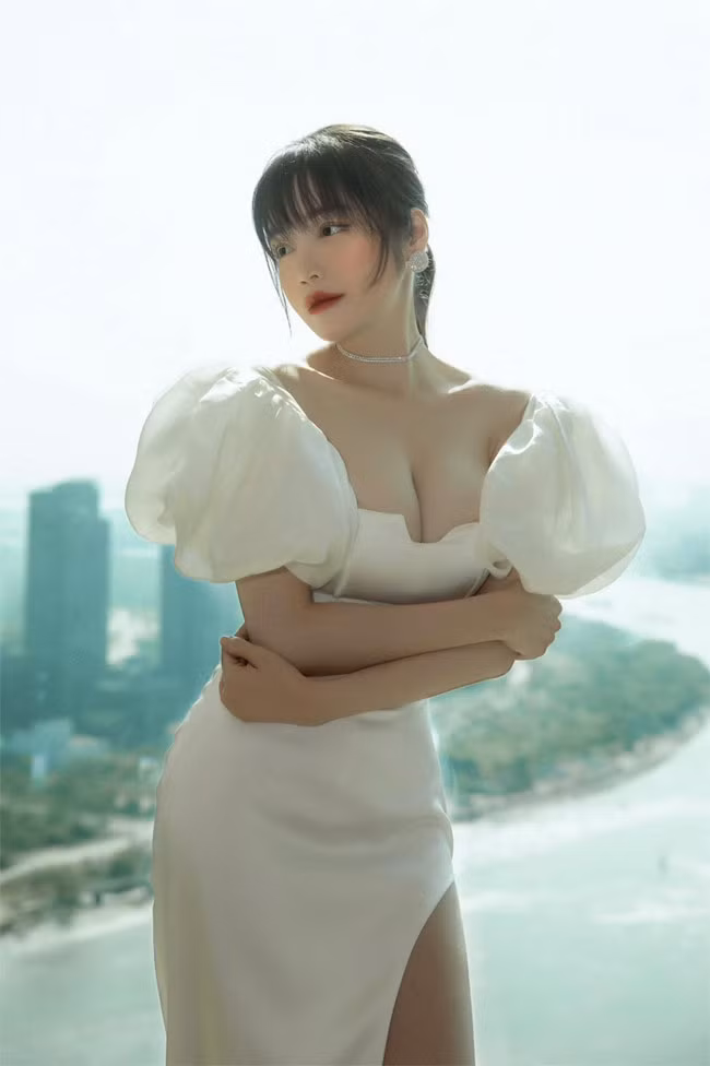 Đôi gò bồng đảo khủng cũng là một trong những vũ khí giúp hot girl Elly Trần bước chân vào showbiz dễ dàng hơn.