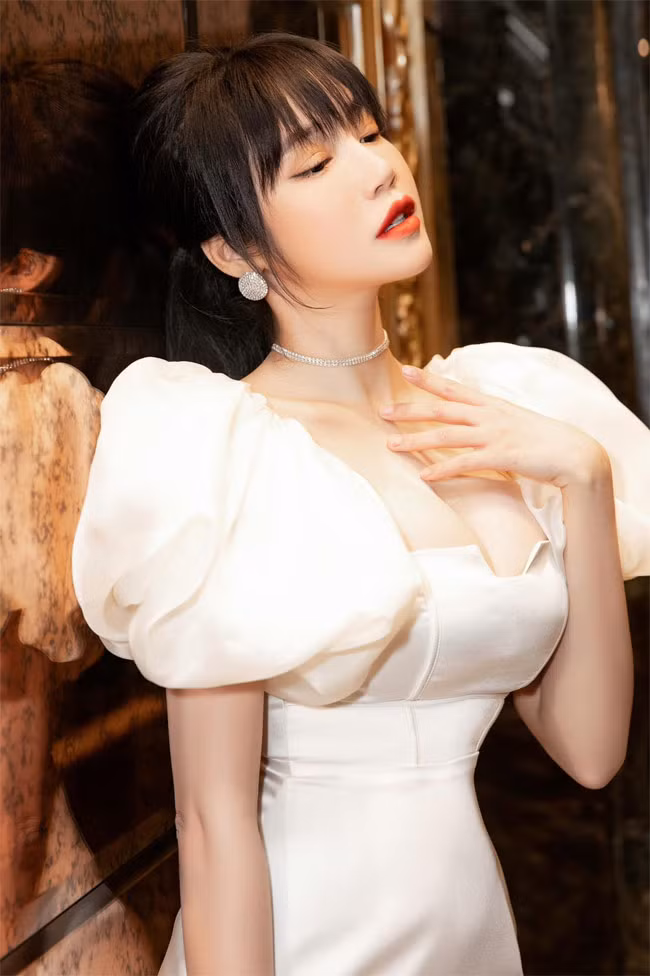 Mới đây, trên trang cá nhân, nữ diễn viên kiêm MC chia sẻ loạt ảnh khoe vòng 1 nóng bỏng trong chiếc váy trắng sexy.