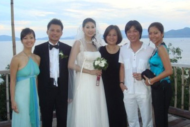 Không lâu sau đó, ngày 22/7/2007, Hà Kiều Anh lên xe hoa với doanh nhân Huỳnh Trung Nam. Người chồng thứ hai của Hà Kiều Anh từng qua một lần đò và có 1 con trai riêng. Cô sinh cho chồng 2 con trai và 1 con gái. (Ảnh: giadinh.net.vn)