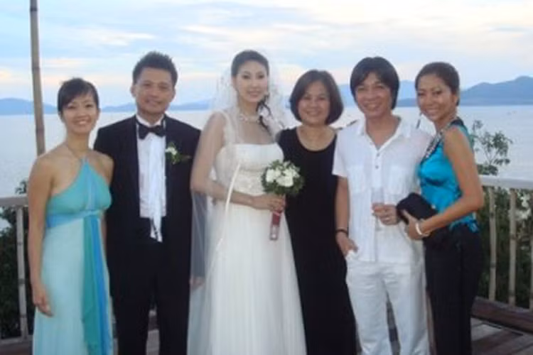 Không lâu sau đó, ngày 22/7/2007, Hà Kiều Anh lên xe hoa với doanh nhân Huỳnh Trung Nam. Người chồng thứ hai của Hà Kiều Anh từng qua một lần đò và có 1 con trai riêng. Cô sinh cho chồng 2 con trai và 1 con gái. (Ảnh: giadinh.net.vn)