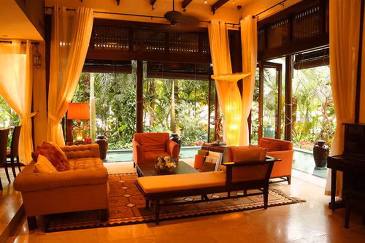 Cô cùng chồng và ba con sống trong một căn biệt thự vườn rộng 500m2 trị giá lên đến 100 tỷ đồng ở quận 2, TP HCM (ảnh). Ngoài ra vợ chồng cô còn là chủ nhân một căn penthouse ở phố biển Vũng Tàu, có diện tích 500 m2 với nội thất sang trọng. (Ảnh: Vietnamnet)