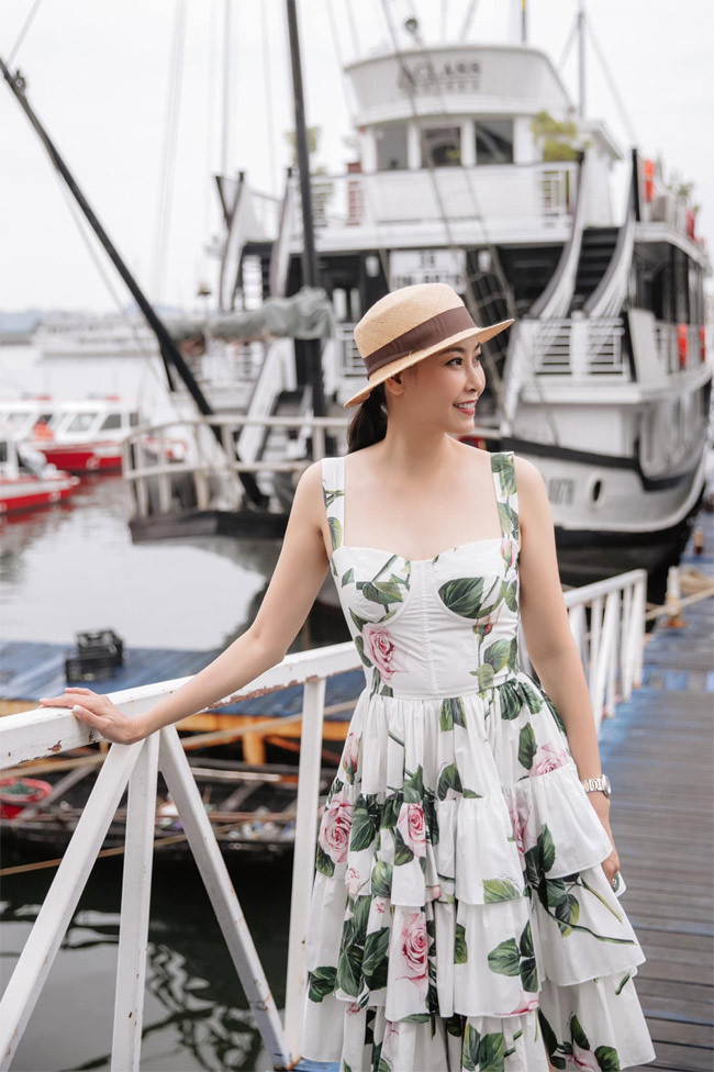 Ngoài biệt thư, Hà Kiều Anh còn là chủ nhân của nhiều món đồ hiệu đắt tiền, chiếc xe Bently đắt đỏ. (Ảnh: FBNV)