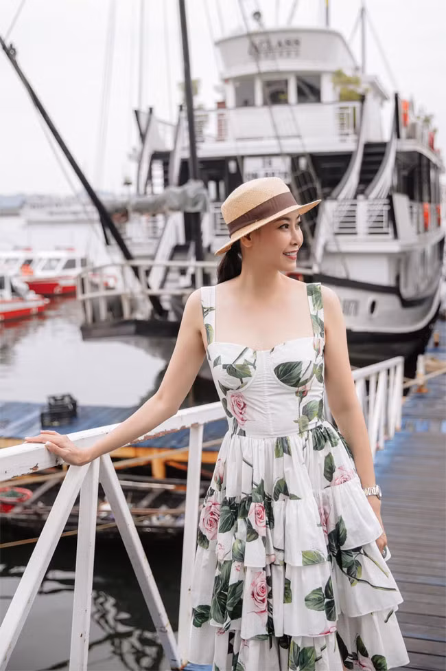 Ngoài biệt thư, Hà Kiều Anh còn là chủ nhân của nhiều món đồ hiệu đắt tiền, chiếc xe Bently đắt đỏ. (Ảnh: FBNV)