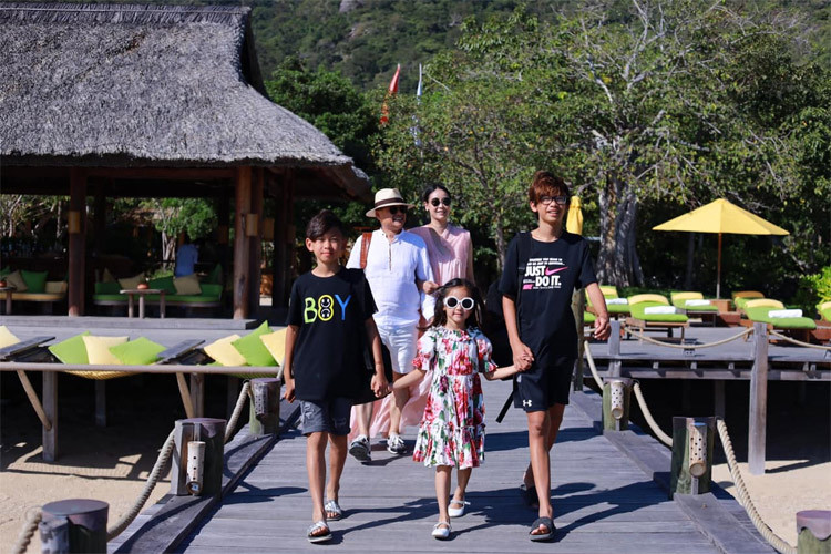 Sau khi kết hôn với ông Huỳnh Trung Nam, Hà Kiều Anh khiến nhiều người ghen tị khi hưởng thụ cuộc sống giàu sang, viên mãn. Cô được mệnh danh là một trong những hoa hậu giàu nhất Việt Nam khi cùng chồng quản lý khối tài sản nghìn tỷ. (Ảnh: FBNV)