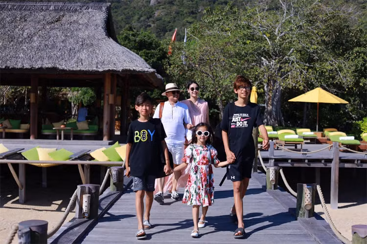 Sau khi kết hôn với ông Huỳnh Trung Nam, Hà Kiều Anh khiến nhiều người ghen tị khi hưởng thụ cuộc sống giàu sang, viên mãn. Cô được mệnh danh là một trong những hoa hậu giàu nhất Việt Nam khi cùng chồng quản lý khối tài sản nghìn tỷ. (Ảnh: FBNV)