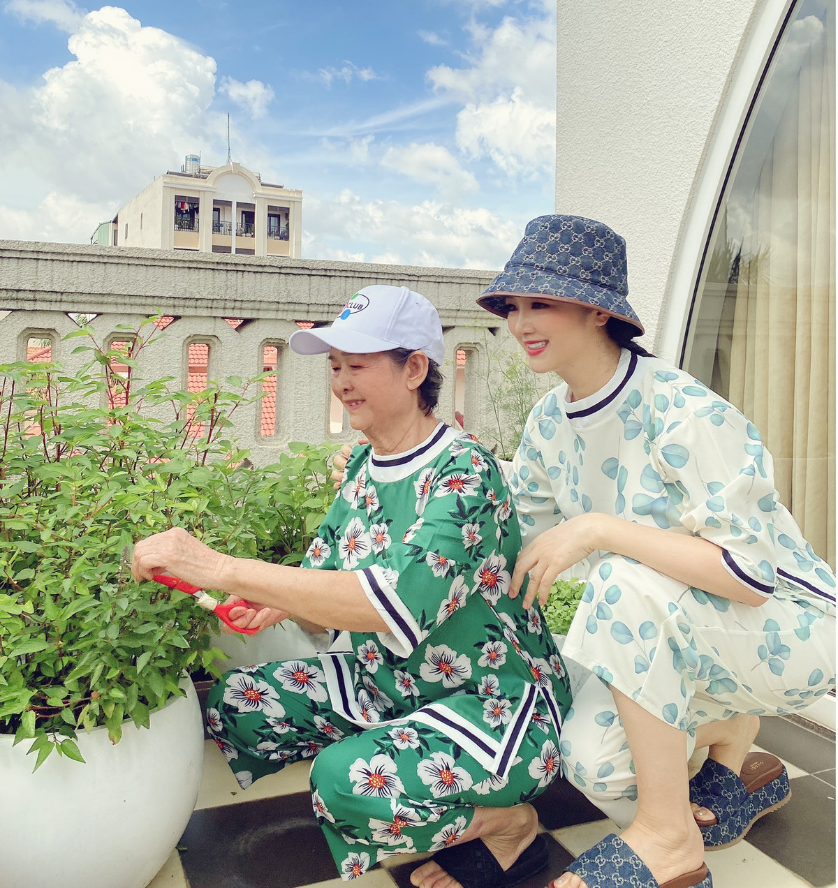 Mỹ nhân sinh năm 1971 cùng mẹ thưởng trà, đọc sách, làm vườn... "Buổi sáng nay lên vườn thấy vui ghê vì lại có mấy trái mướp sắp thu hoạch. Rau thì vẫn xanh rờn đủ dùng, và hoa vẫn tranh nhau khoe sắc. Hình như các em ấy cũng muốn làm cho chủ nhà mát tay luôn được vui vẻ hơn thì phải", Giáng My chia sẻ.