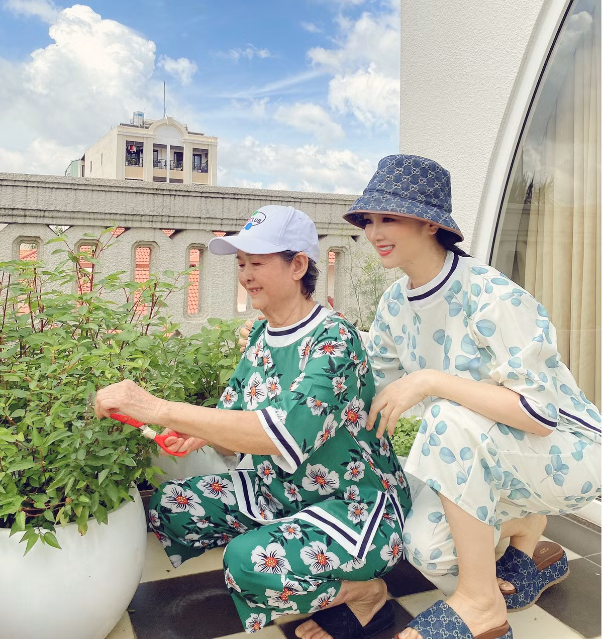 Mỹ nhân sinh năm 1971 cùng mẹ thưởng trà, đọc sách, làm vườn... "Buổi sáng nay lên vườn thấy vui ghê vì lại có mấy trái mướp sắp thu hoạch. Rau thì vẫn xanh rờn đủ dùng, và hoa vẫn tranh nhau khoe sắc. Hình như các em ấy cũng muốn làm cho chủ nhà mát tay luôn được vui vẻ hơn thì phải", Giáng My chia sẻ.