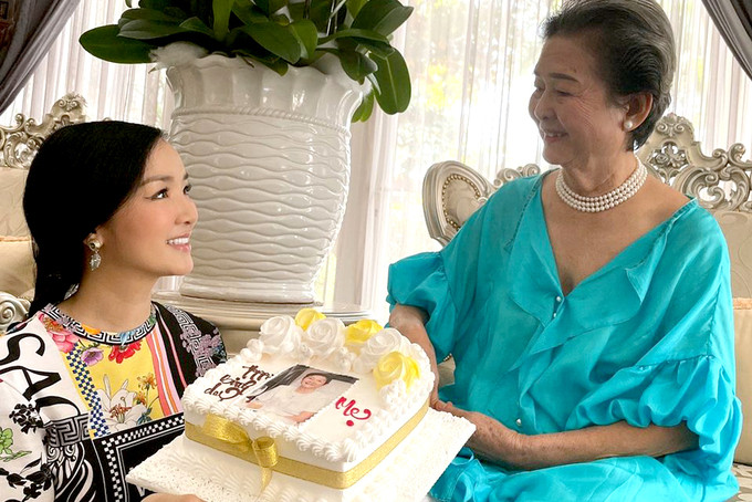 Ở tuổi 50, Hoa hậu đền Hùng Giáng My sở hữu nhan sắc vượt thời gian. Trong khi đó, mẹ ruột của cô là nghệ sĩ Ánh Tuyết, dù đã bước sang tuổi 77 nhưng bà vẫn trẻ đẹp, quý phái đúng chuẩn "mẹ nào con nấy".