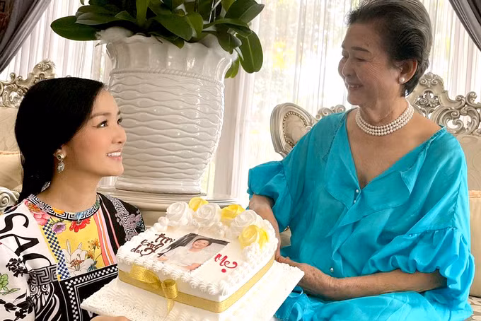 Ở tuổi 50, Hoa hậu đền Hùng Giáng My sở hữu nhan sắc vượt thời gian. Trong khi đó, mẹ ruột của cô là nghệ sĩ Ánh Tuyết, dù đã bước sang tuổi 77 nhưng bà vẫn trẻ đẹp, quý phái đúng chuẩn "mẹ nào con nấy".