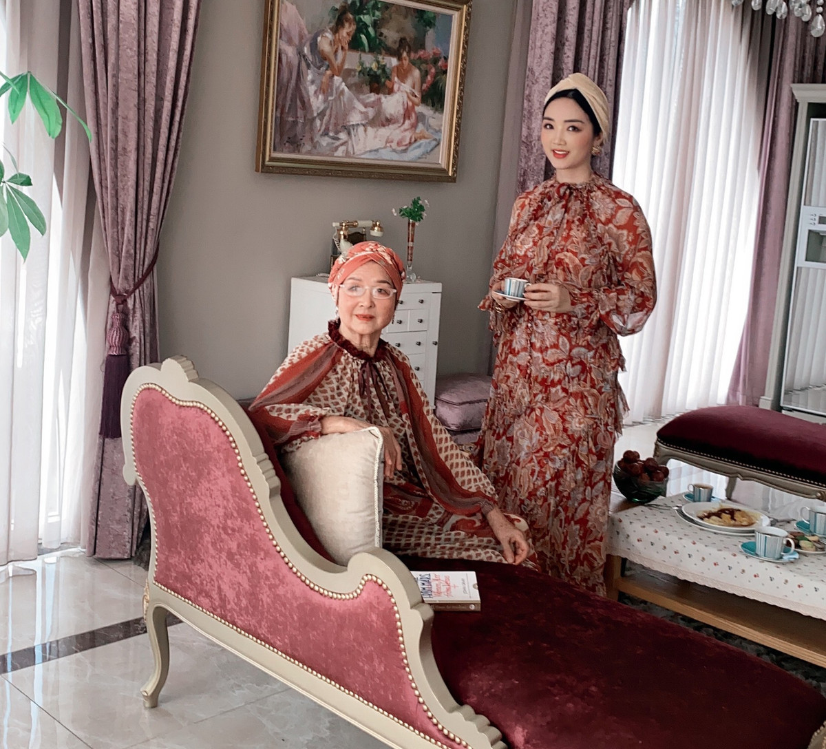 Hai mẹ con diện đồ đỏ đô, hoạ tiết ấn tượng như phụ nữ phương Tây.