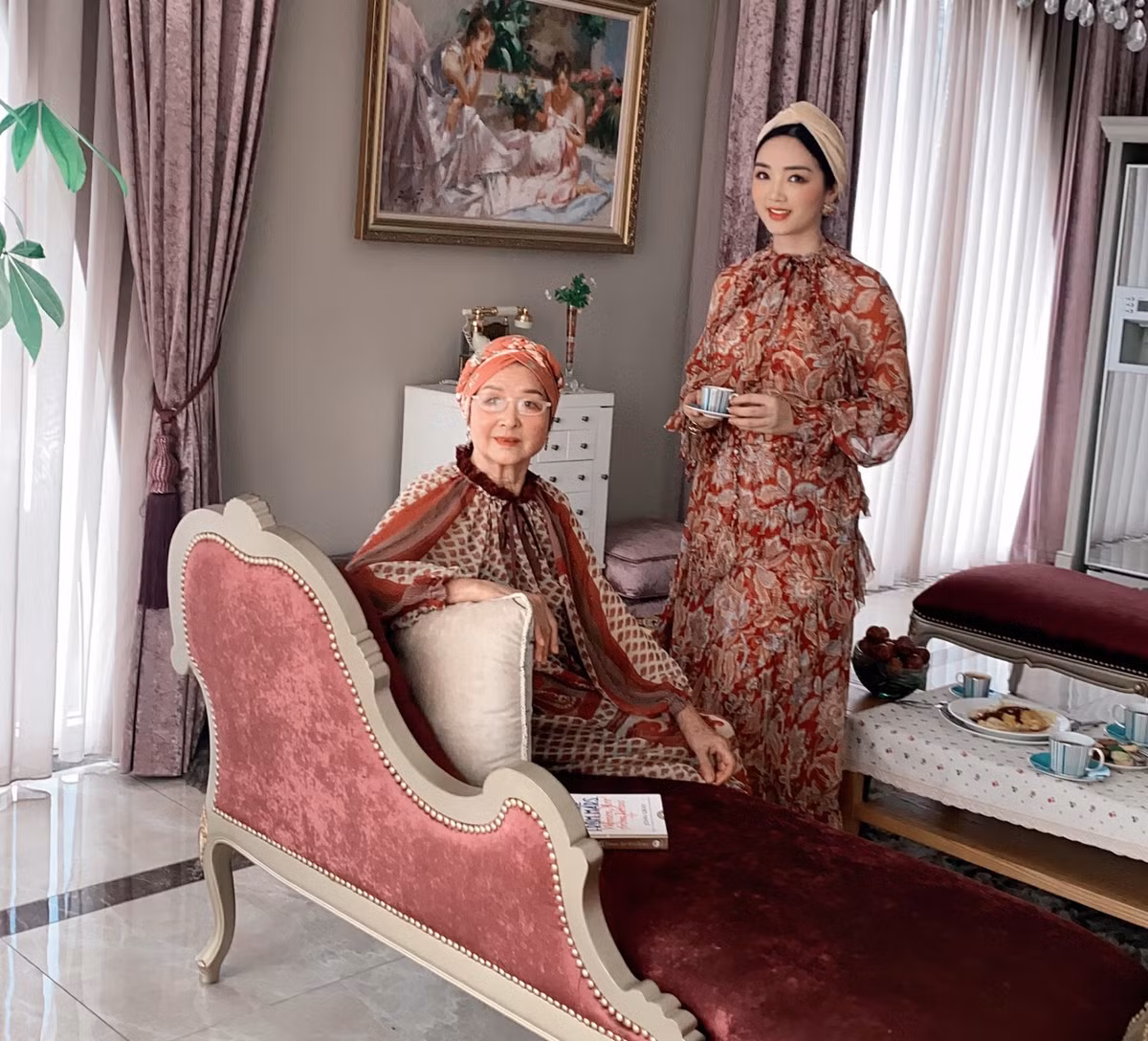 Hai mẹ con diện đồ đỏ đô, hoạ tiết ấn tượng như phụ nữ phương Tây.