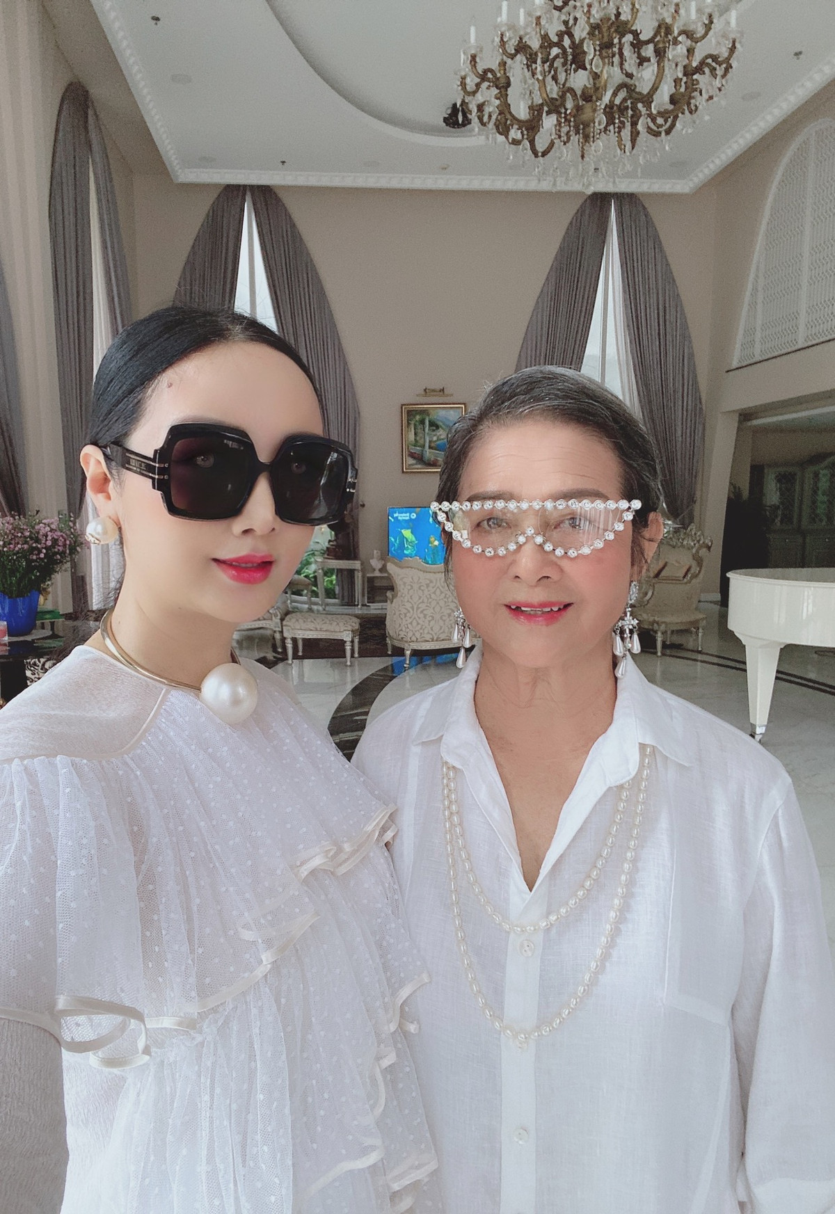 Giáng My và mẹ diện đồ "tông xuyệt tông" nắm tay nhau "đi du lịch quanh nhà". Không gian căn biệt thự trắng rộng rãi, tiện nghi, sang trọng, trị giá hàng triệu USD của Giáng My khiến fan phải trầm trồ.