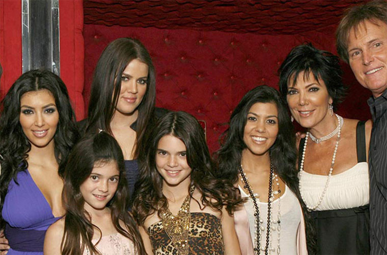 Cuối năm 2007, Kim và gia đình cô bắt đầu xuất hiện trong serie truyền hình thực tế “Keeping Up with the Kardashian” và kiếm bộn tiền cũng như danh tiếng từ show này. (Ảnh: hellomagazine)